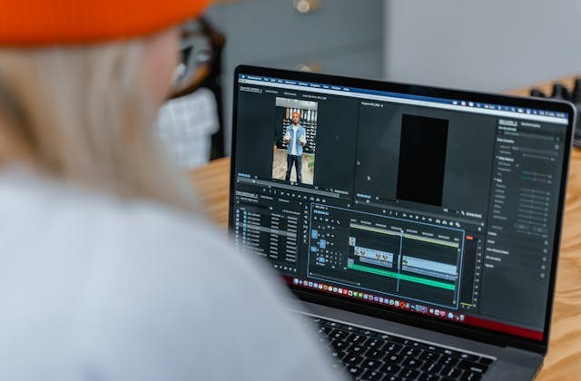 컴퓨터작업하는 사람