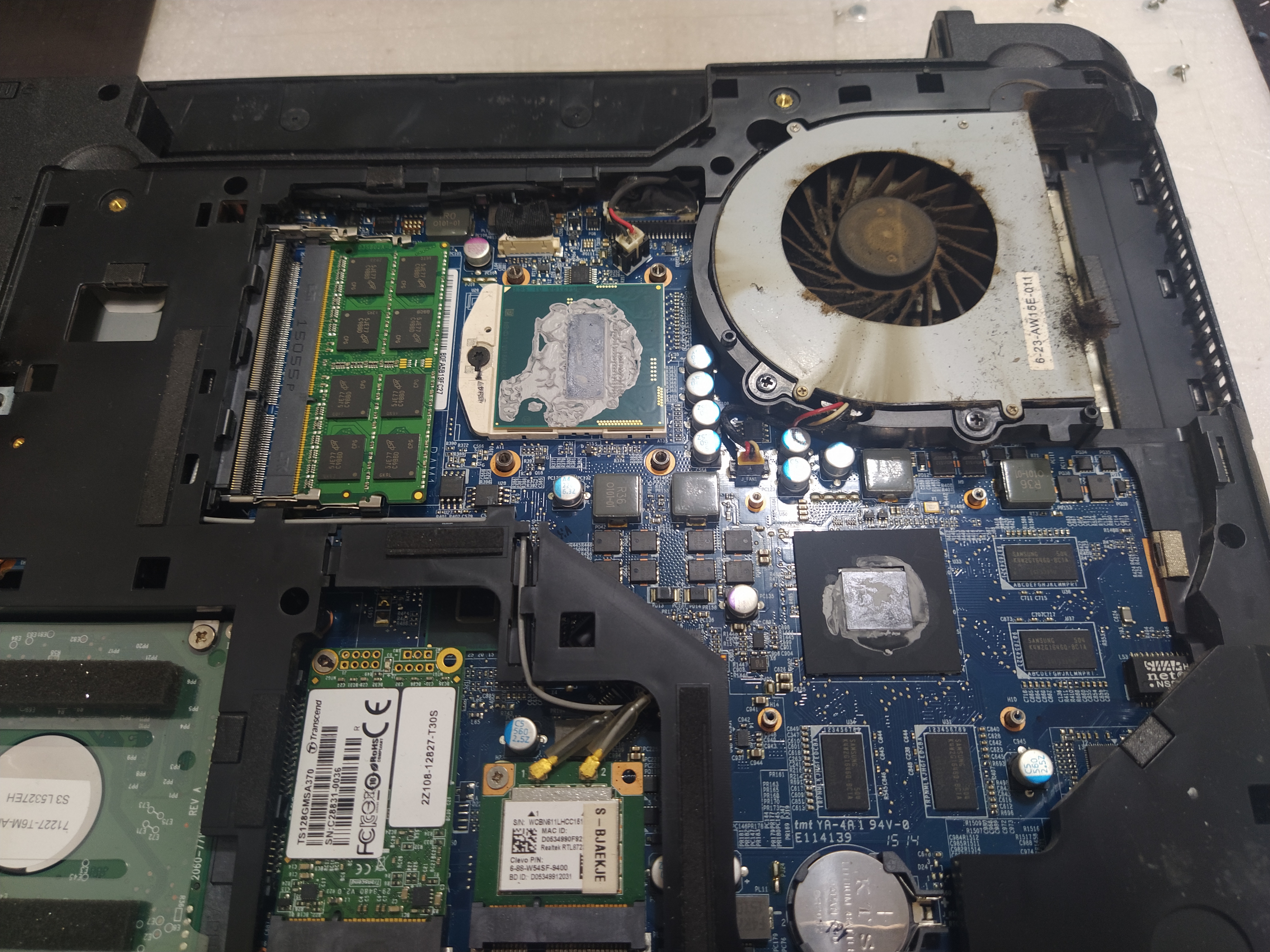 CPU와 VGA 칩셋 위의 굳은 서멀구리스를 제거했습니다.&nbsp;