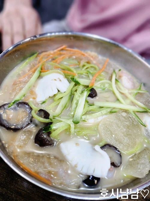 요리왕 중국냉면 – 새우, 오징어, 채소가 듬뿍 들어간 한 그릇