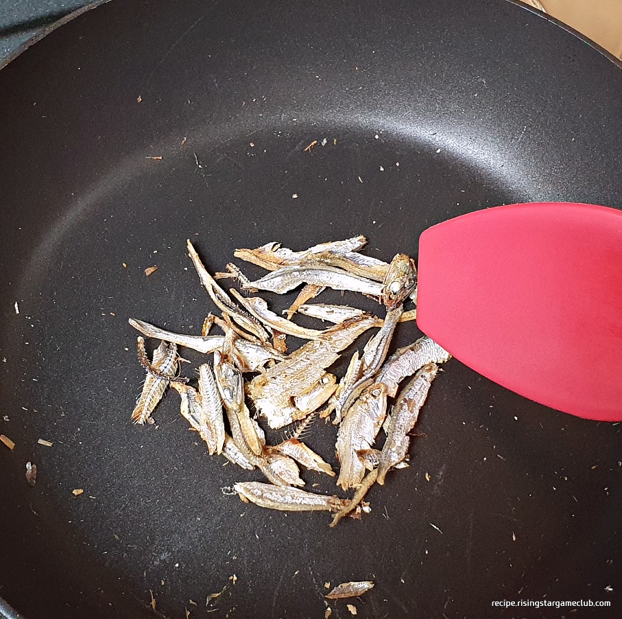 판모밀국수의 육수(쯔유)를 만드는데 들어갈 멸치를 덖는 사진