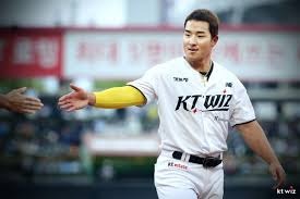 안현민 선수, 동료와 악수를 하고 있다.