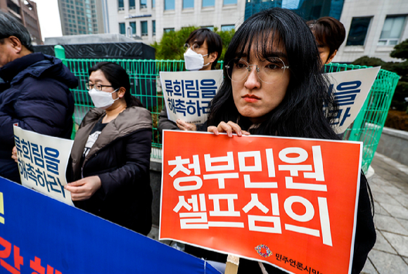 지난 3일 서울 강서구 방송회관 앞에서 민언련, 참여연대, 민변 미디어언론위원회 관계자들이 류희림 방송통신심의위원장 해촉 촉구 기자회견을 하고 있다. [사진=뉴시스]