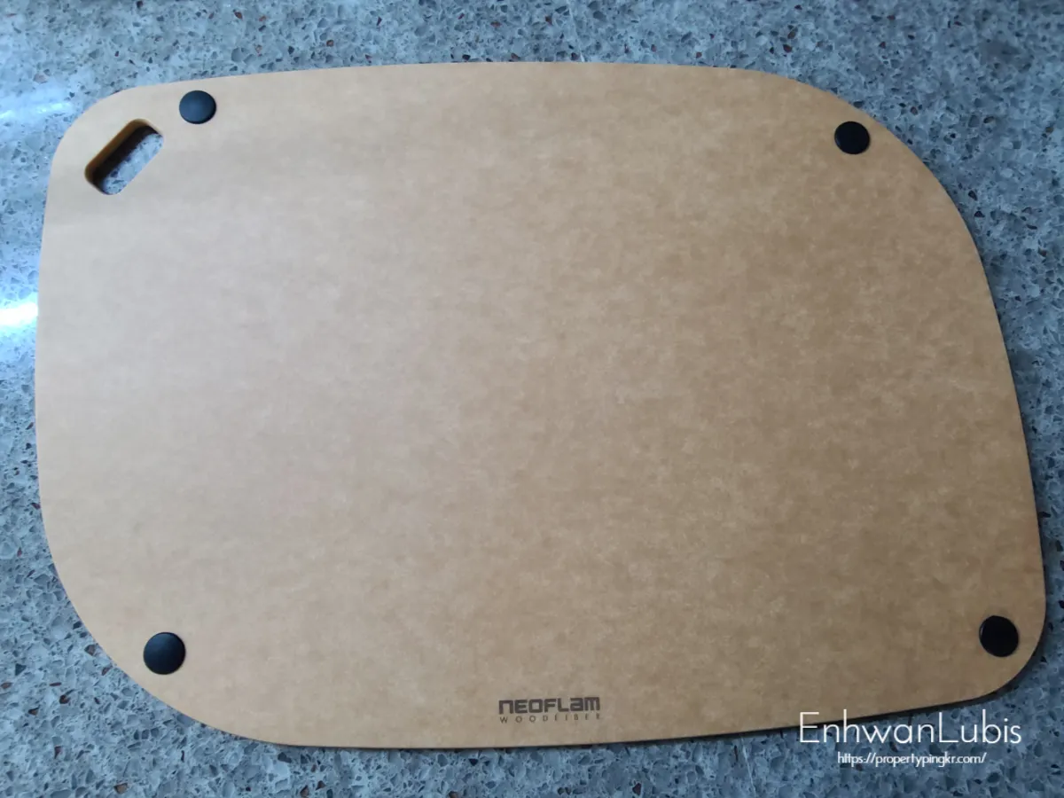 도마의-뒷면-검은색-미끄럼방지-고무4개-가장자리-홈없이-매끈한-모양이다