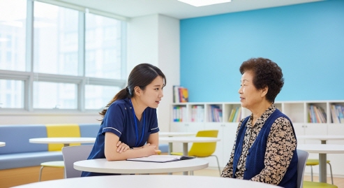 사회복지센터에서 상담 받는 어르신