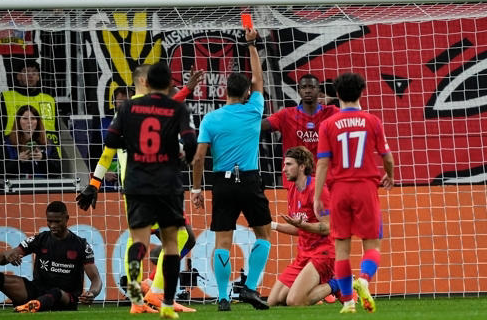 주심에게 레드카드를 받는 자바르니. . [사진=AP연합뉴스, 스포츠경향]