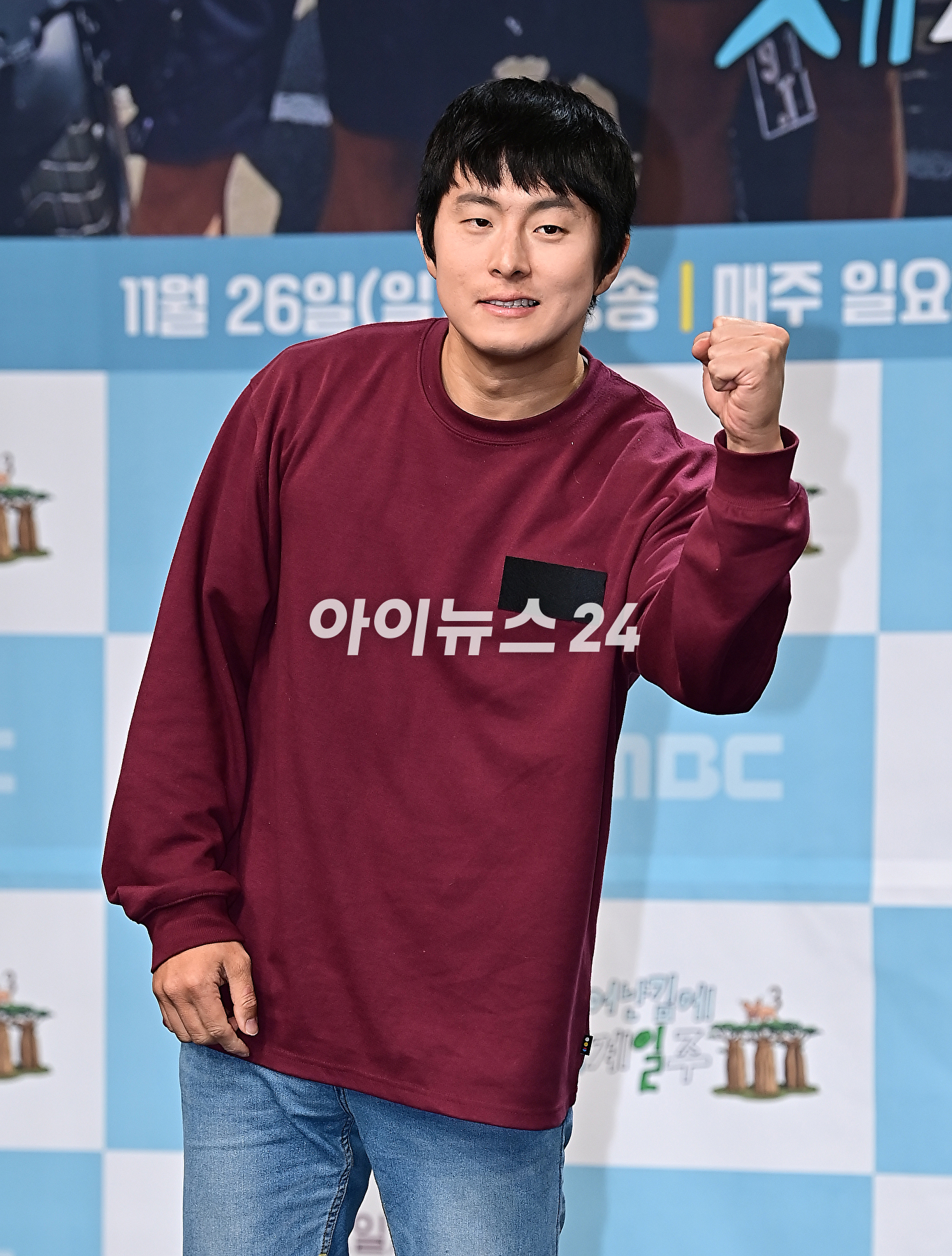 만화가 겸 방송인 기안84가 23일 오후 서울 마포구 MBC 골든마우스홀에서 열린 MBC 예능 프로그램 &#39;태어난 김에 세계일주3&#39; 제작발표회에서 포즈를 취하고 있다. &#39;태어난 김에 세계일주3&#39;은 원시의 바다이자 태초의 자연을 품은 비밀의 섬&#44; 마다가스카르로 떠나는 세 번째 여행기다. 오는 26일 오후 9시 10분 첫 방송 [사진=곽영래 기자]
