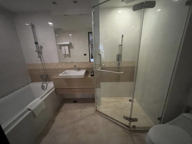 Amora NeoLuxe Suites Hotel - 화장실