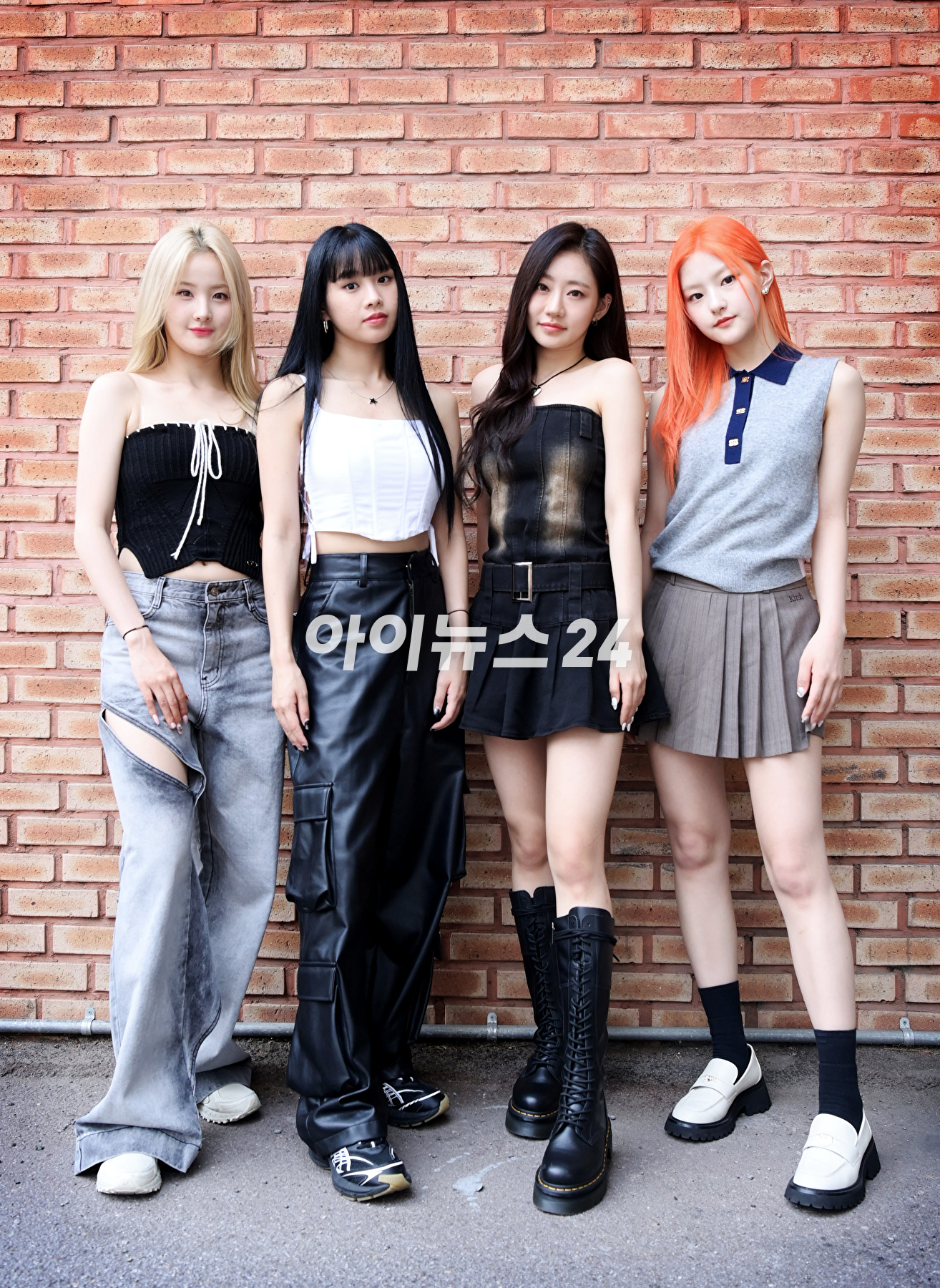 그룹 키스오브라이프(KISS OF LIFE)가 14일 서울 마포구 상수동 인근에서 진행된 조이뉴스24와의 인터뷰에 앞서 포즈를 취하고 있다. [사진=정소희 기자]