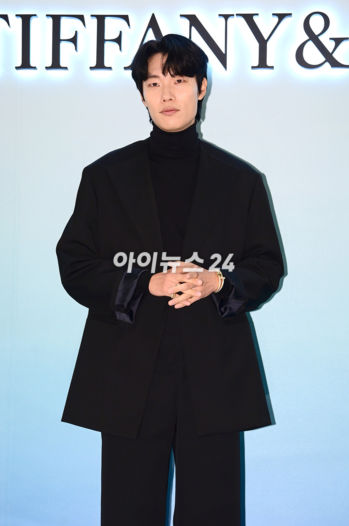 배우 류준열이 14일 서울 잠실 롯데월드타워몰에서 열린 한 주얼리 브랜드 팝업 스토어 행사에 참석하고 있다. [사진=정소희 기자]