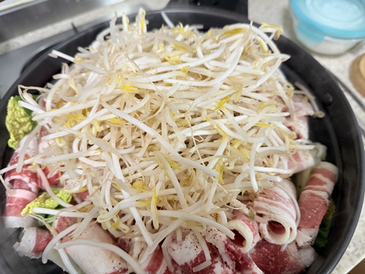 알배추-청경채-우삼겹-숙주를-찜기에-담은-이미지