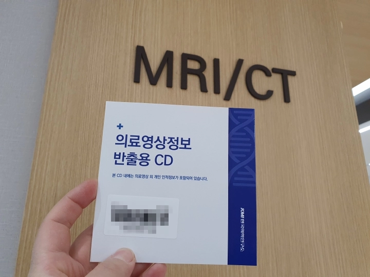 손으로-들고있는-의료용-영상CD