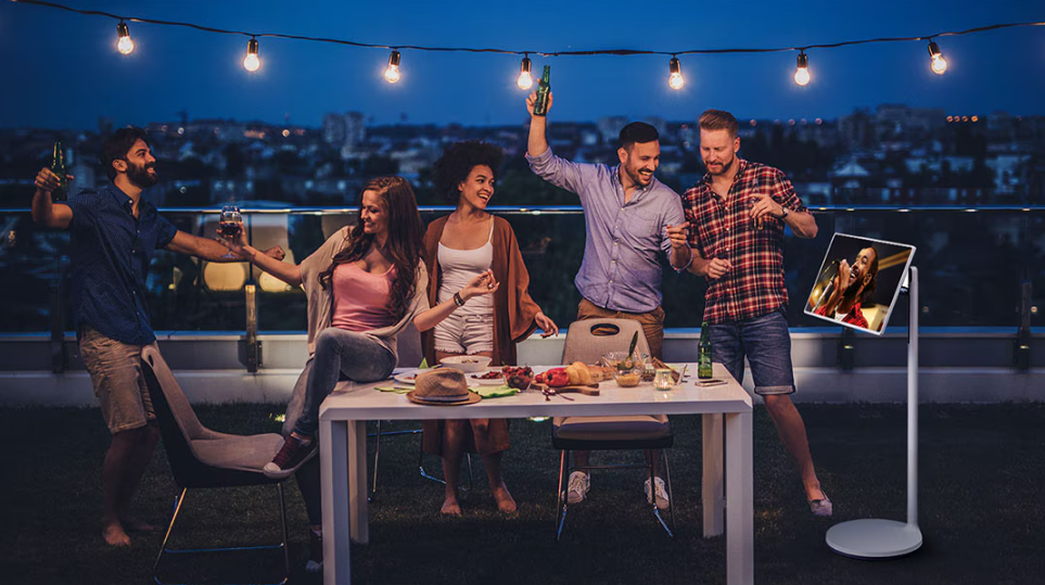 LG 스탠바이미를 활용해 루프탑 홈파티 공간에서 영화와 음악을 즐기는 장면