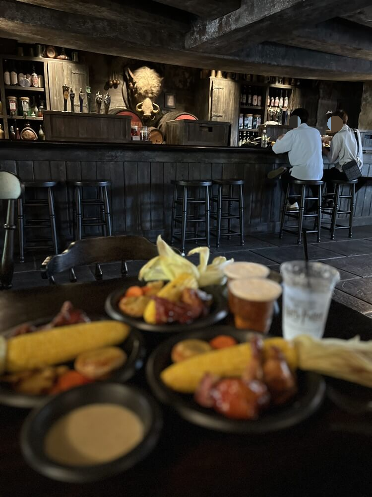 안쪽의 바 형태의 자리와 일반 테이블 및 자리