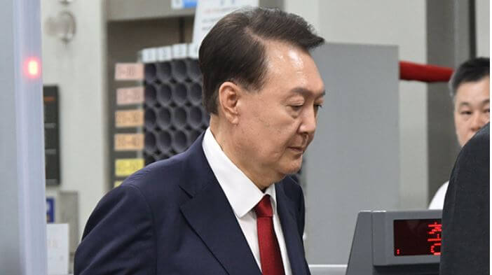 법원에 출석하는 윤석열 전대통령