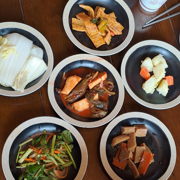 밑반찬이 테이블에 놓여 있습니다.