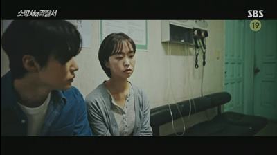 병원에서 낙태 수술을 하기 전 앉아 있는 남자와 여자의 사진 입니다.