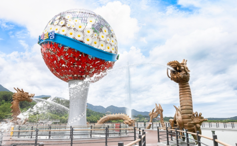 미르샘 다리의 용과 분수의 모습