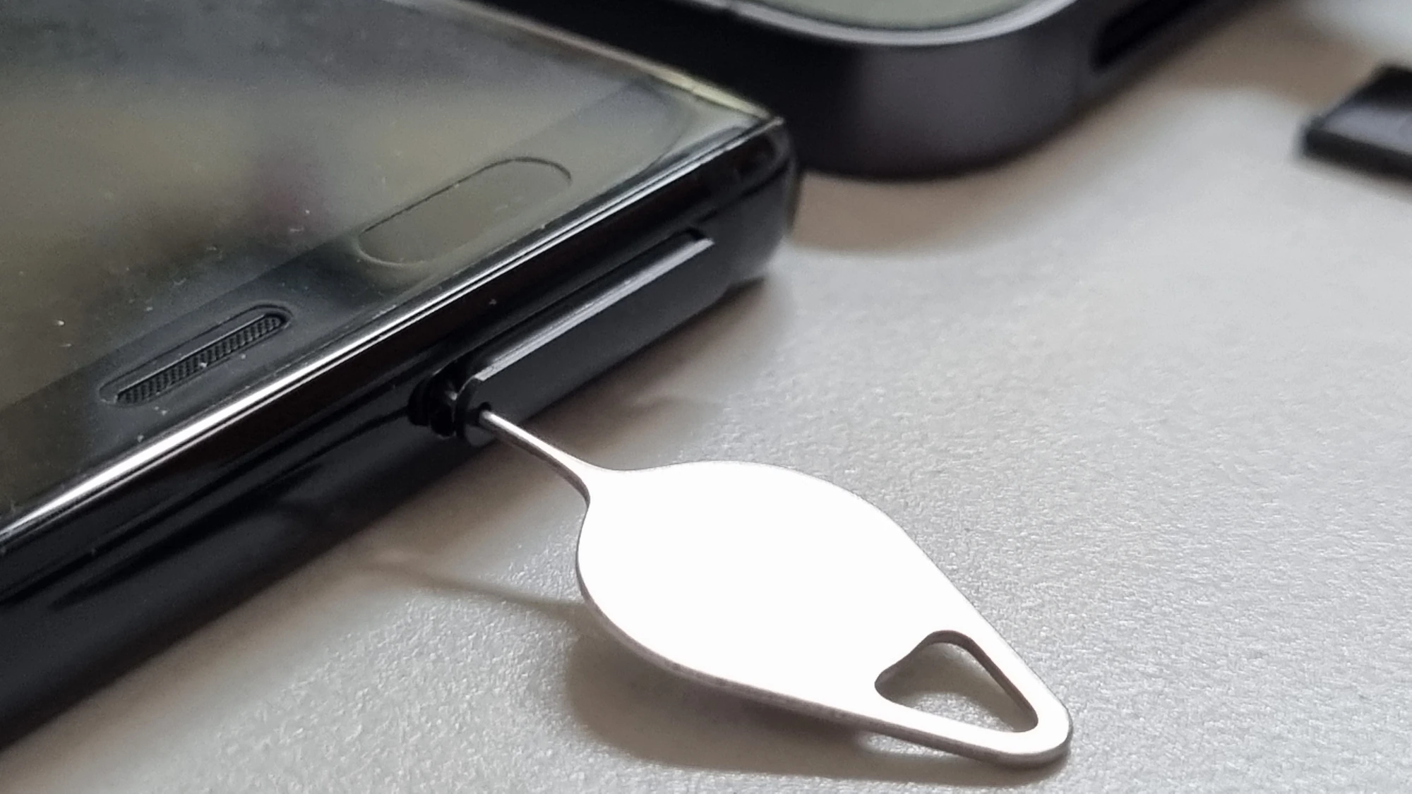 유심 빼는 모습