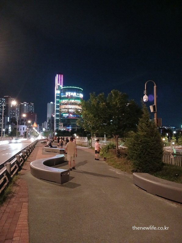 광진교 8번가 가는 길 &ndash; 천호동 방향 보행로 야경