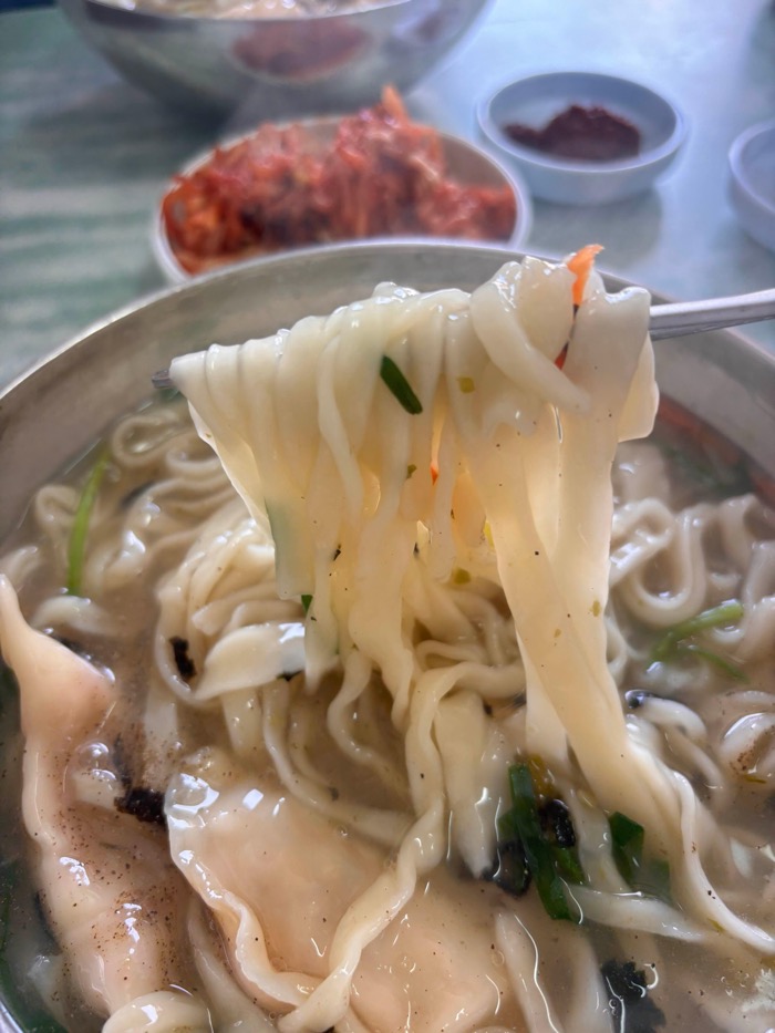 호호분식 칼만둣국 면발, 경기도 지평
Handmade noodles from Kalguksu with dumplings at Hoho Bunsik, Jipyeong, Gyeonggi Province