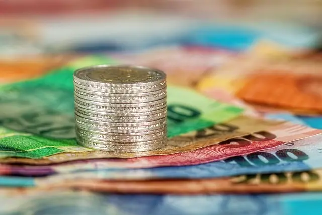 지폐-위에-층층이-쌓인-동전