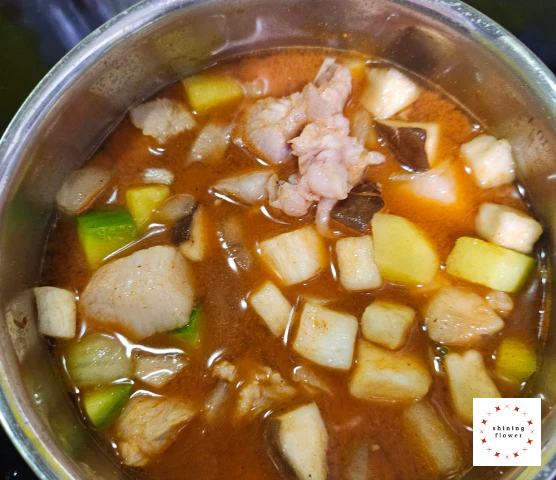 고추장찌개-야채와 고기 넣기