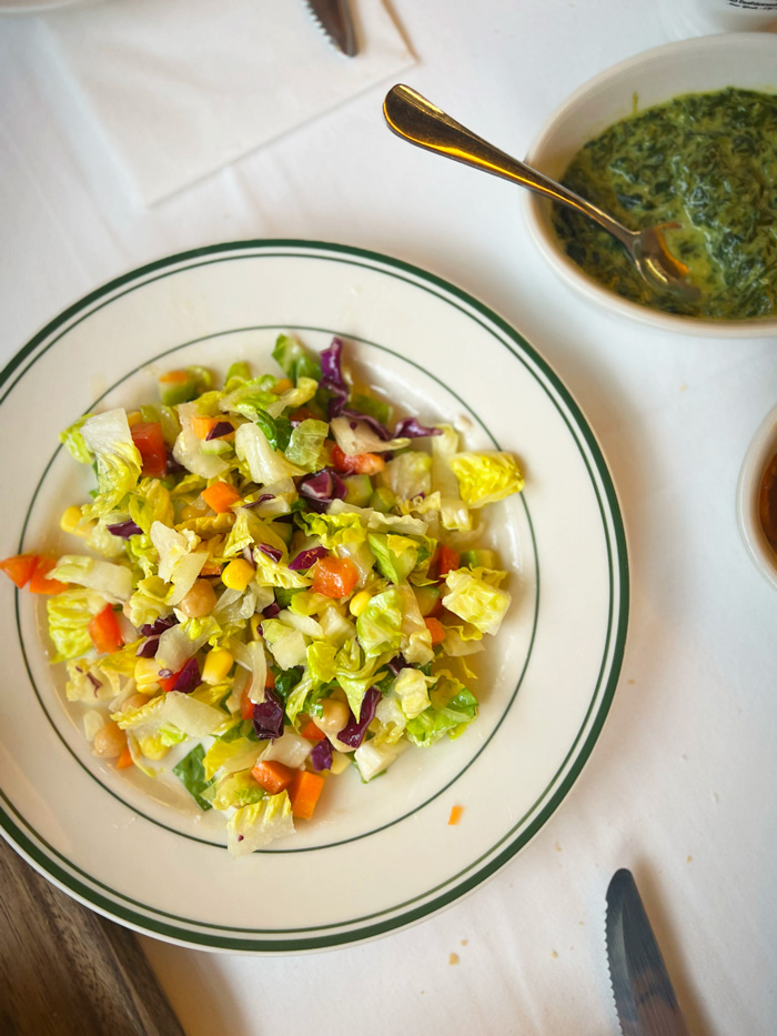 시그니쳐 샐러드는 다져서 나온다. 숟가락으로 퍼먹기 아주 좋다.