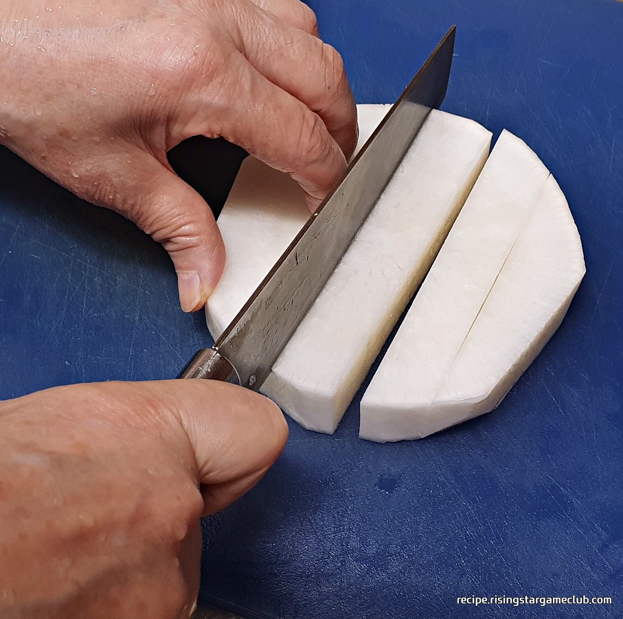 소고기 탕국에 들어갈 무를 자르는 사진