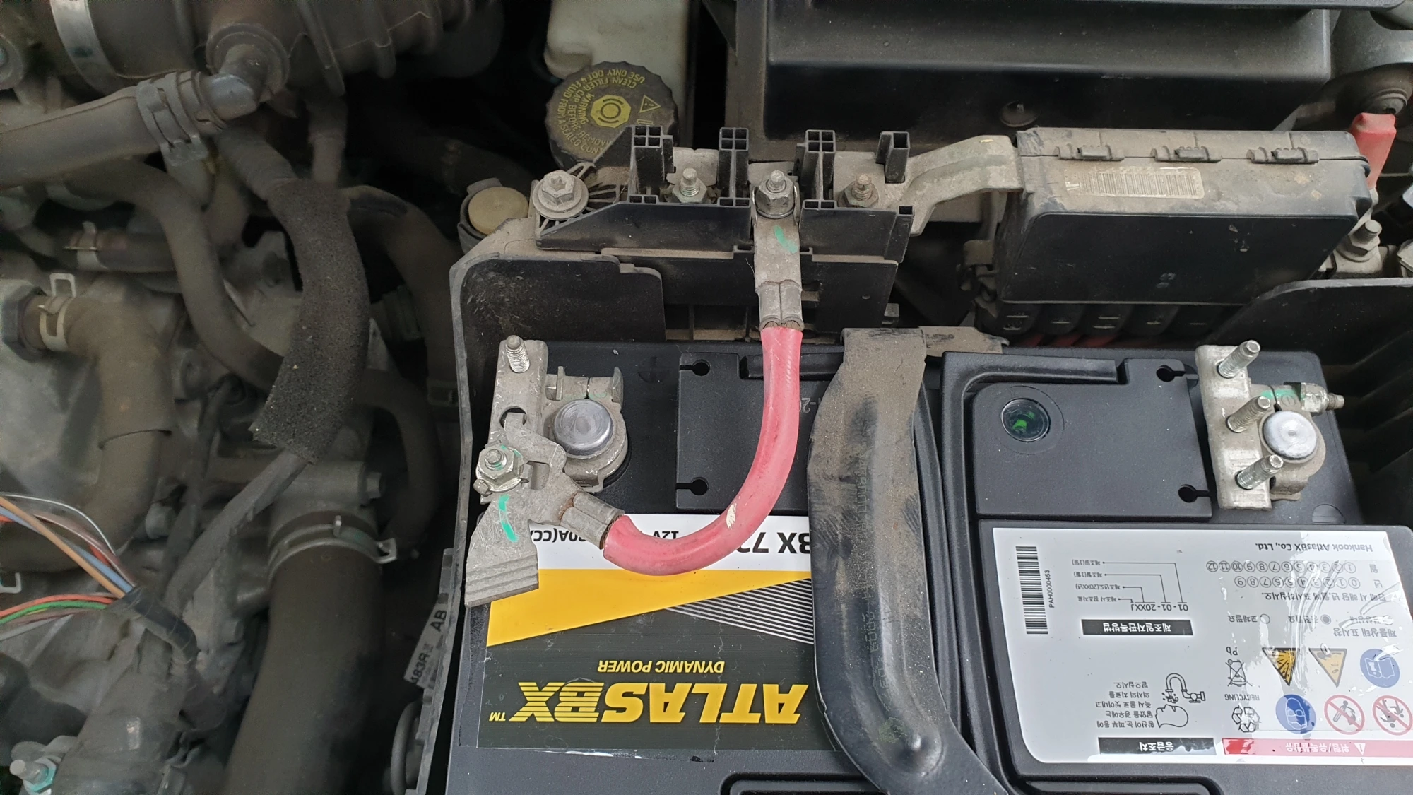 배터리 플러스 단자 케이블 연결 모습