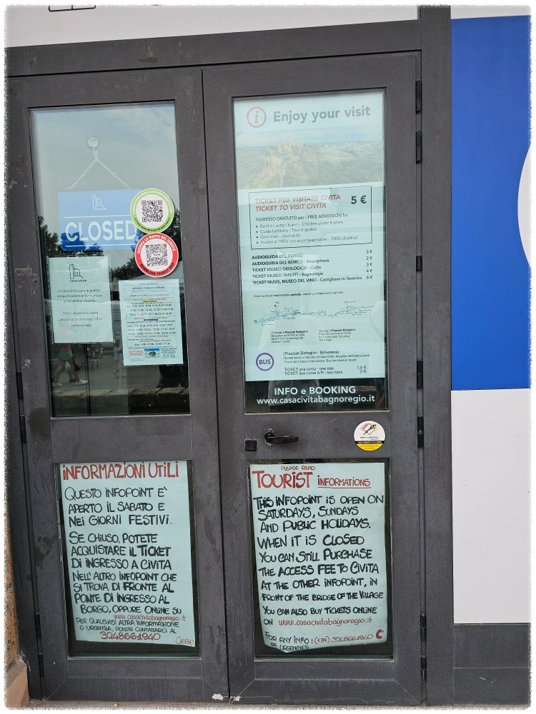 24. 9. 2 이탈리아 치비타 디 반뇨레조 마을 초입 주차장 관광안내소
24. 9. 2 이탈리아 치비타 디 반뇨레조 마을 초입 주차장 관광안내소 (여기 관광안내소는 토요일, 일요일, 공휴일에만 열린다, 문이 닫혀 있으면, 치비타 디 반뇨르조 앞에서 티켓을 구입하라고 한다. 혹은 온라인 구입을)