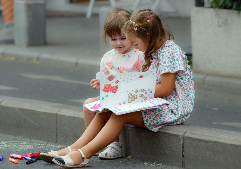 친구관계를 배워가는 아이들의 모습 사진