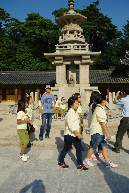 다보탑 앞 수학여행 온 학생들