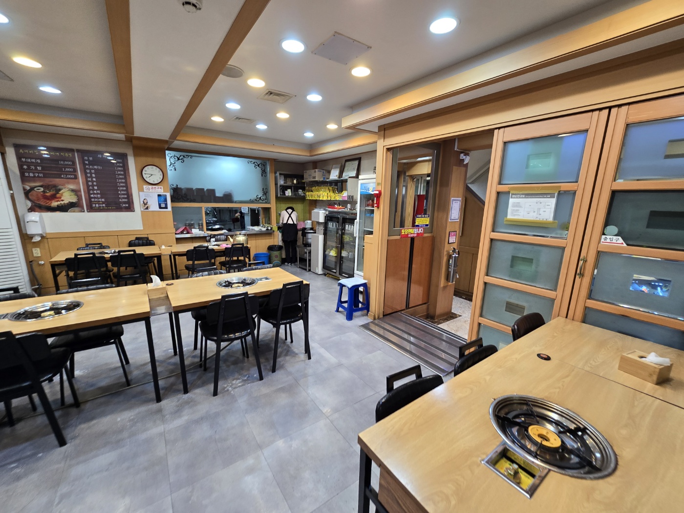 우리가 앉은곳에서 찍은 내부모습