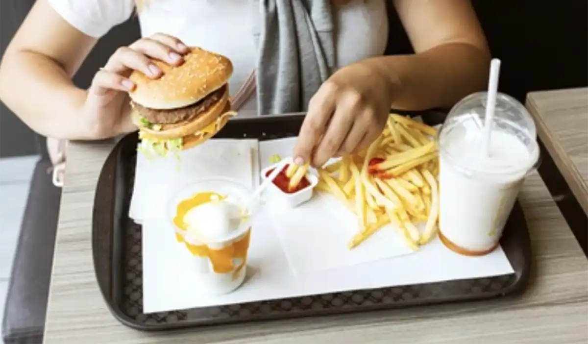 고칼로리음식-햄버거-스무디-먹는-여자