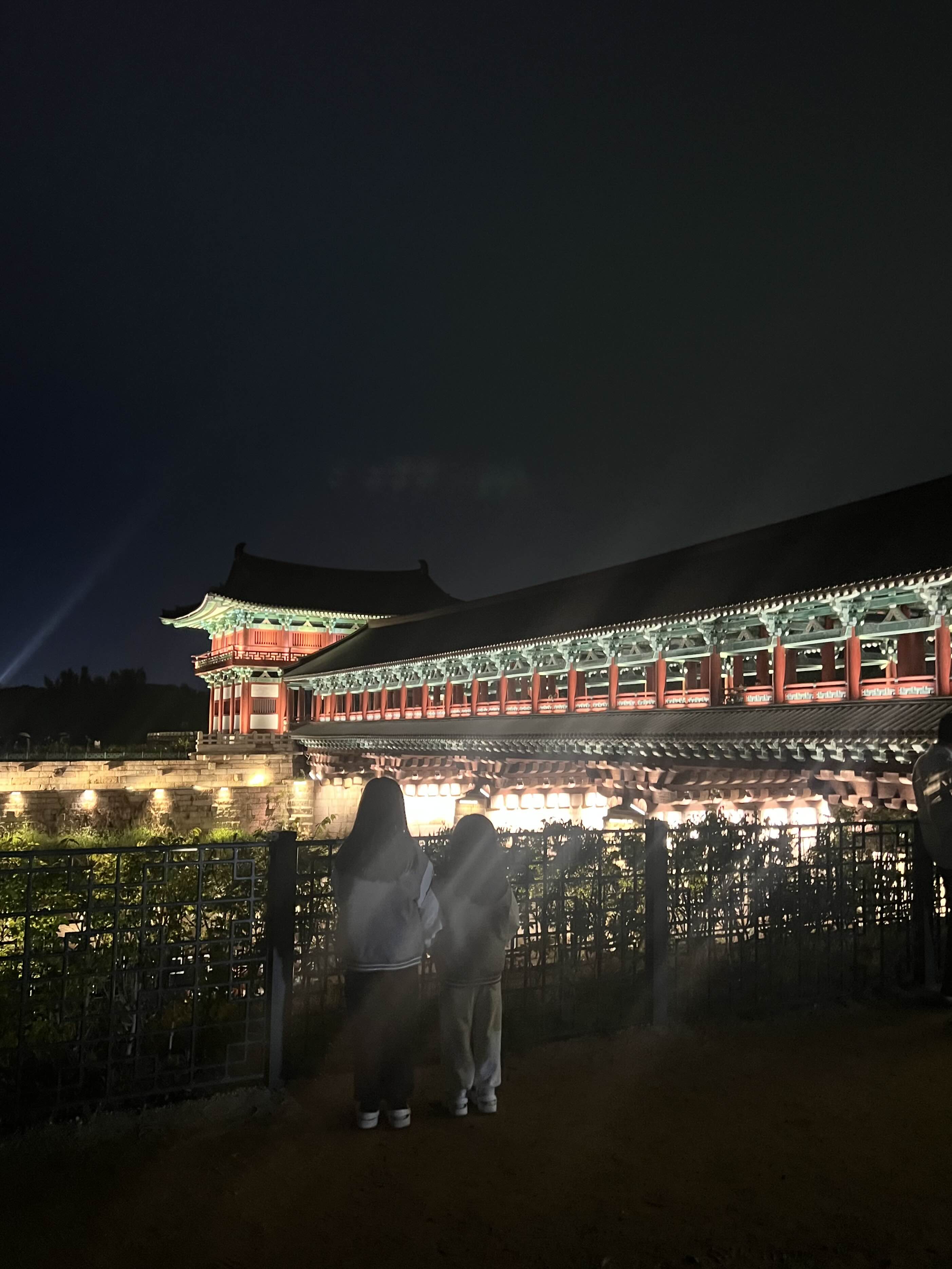 월정교 야경을 배경으로 인증샷