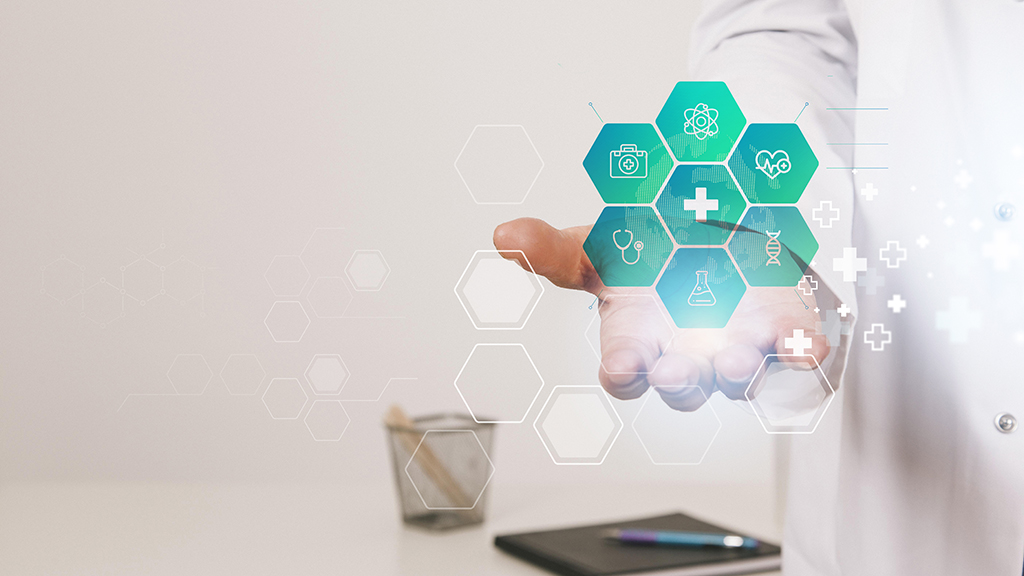 의사 가운을 입은 사람의 손 위에 의학과 관련된 그래픽이 띄워진 이미지