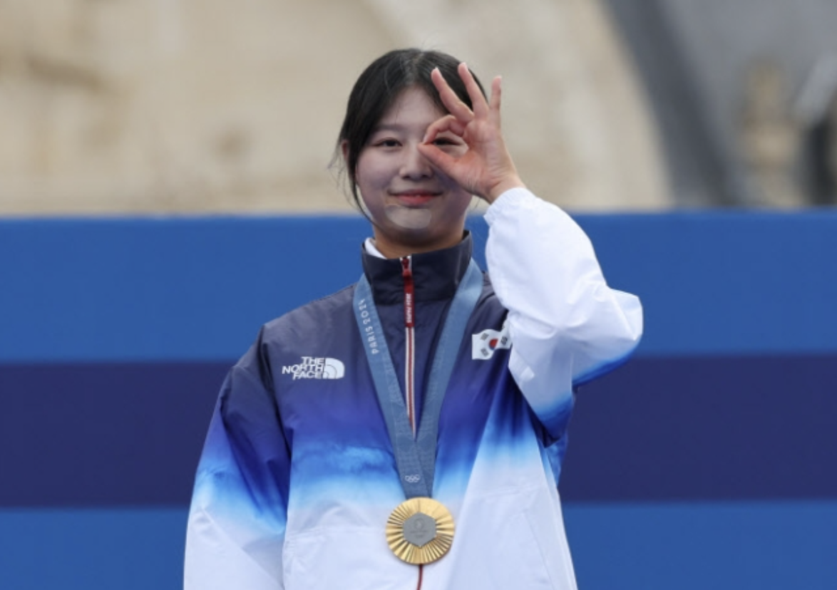 아시안게임 3관왕에 이어 연이은 올림픽 3관왕을 달성하며 "바늘 구멍을 통과했다"는 의미의 세리머니를 하는 "임시현"