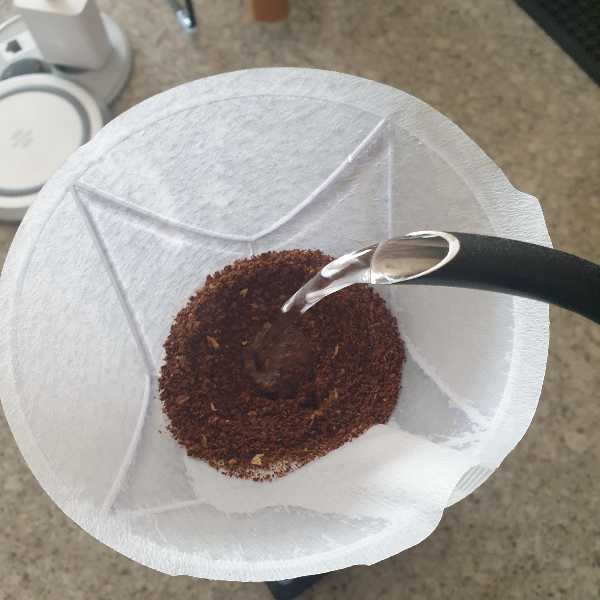 홈이 파진 원두에 빠르게 물을 붓는 모습