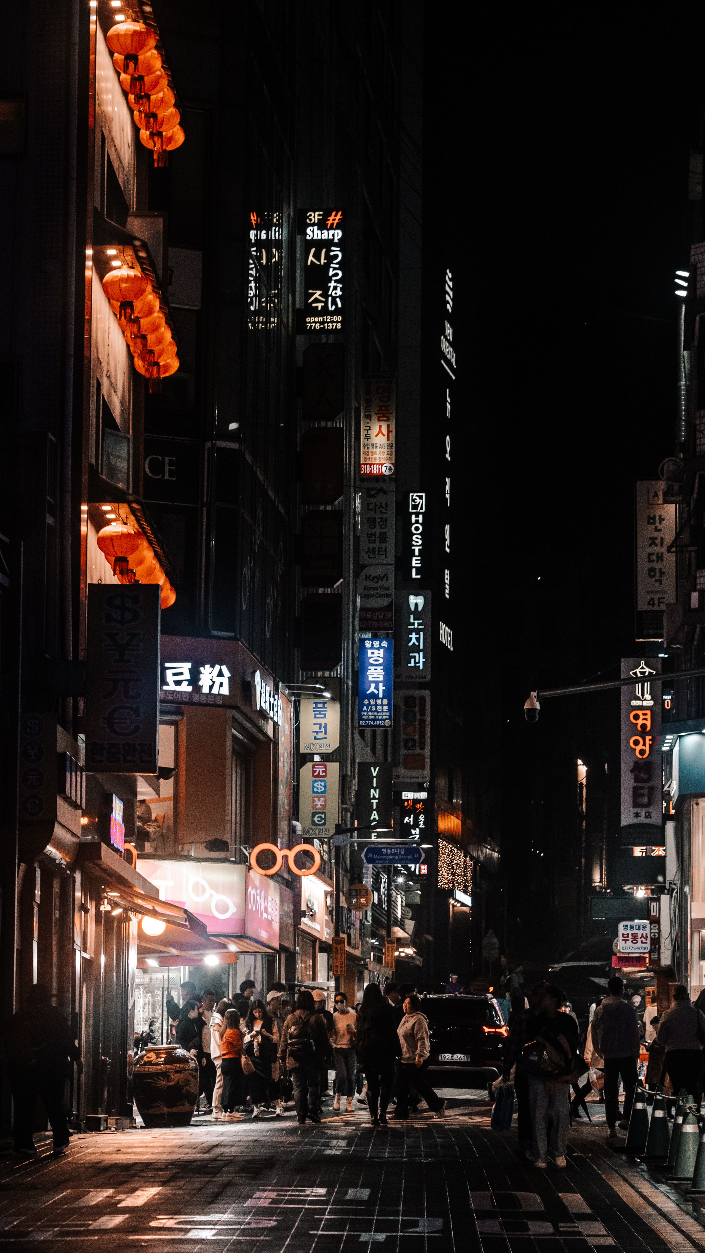 심야 시내중심가를 오가는 사람들 모습