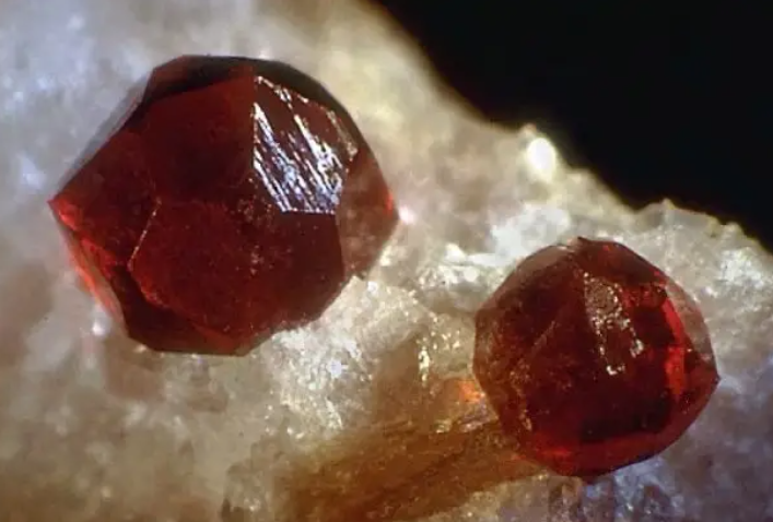 알만딘(Almandine)