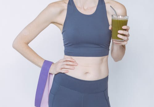 운동복을 입고 컵를 손에 들고 있는 여자