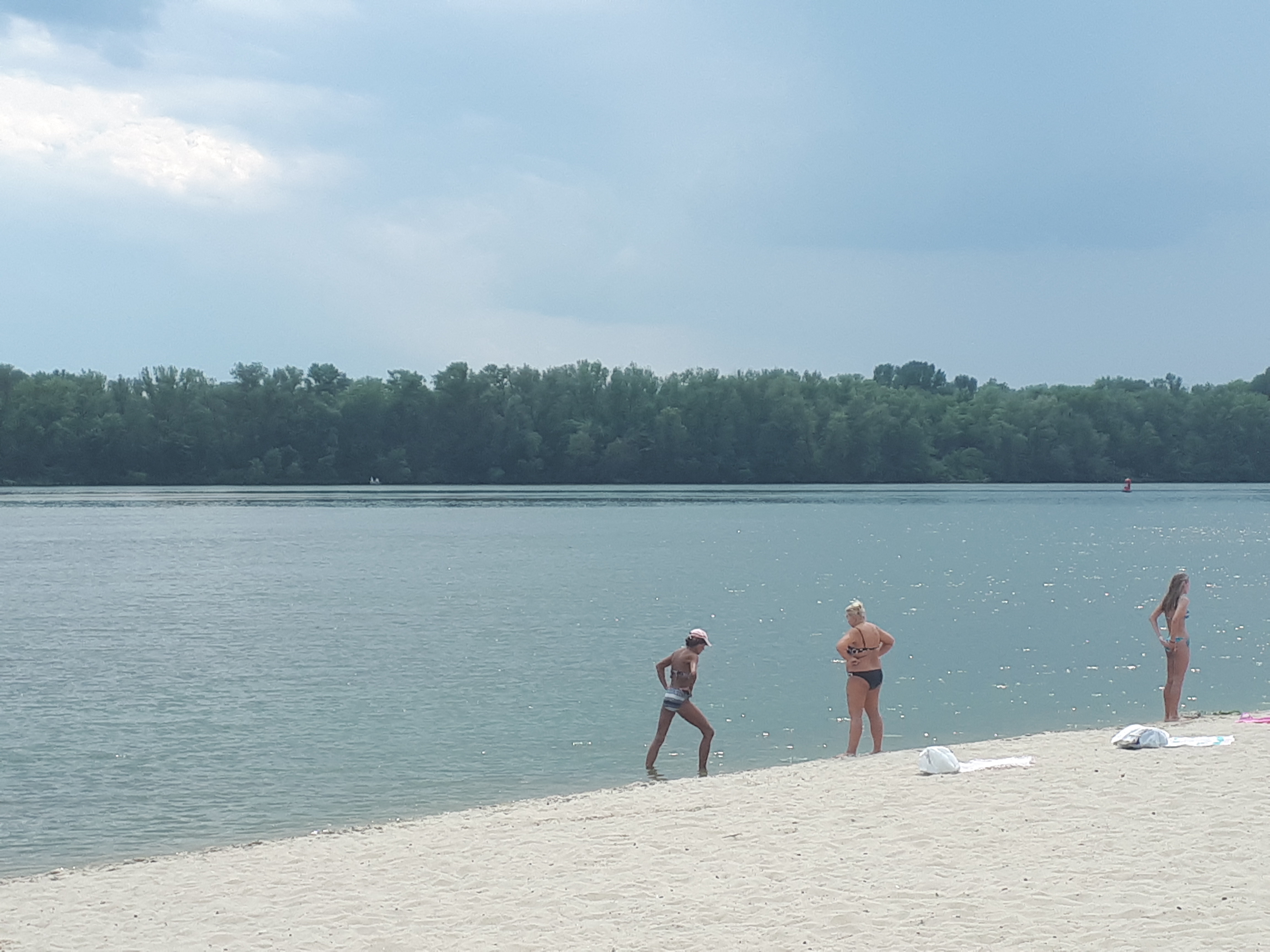 우크라이나 크레멘추크 드니프로 강변 수영