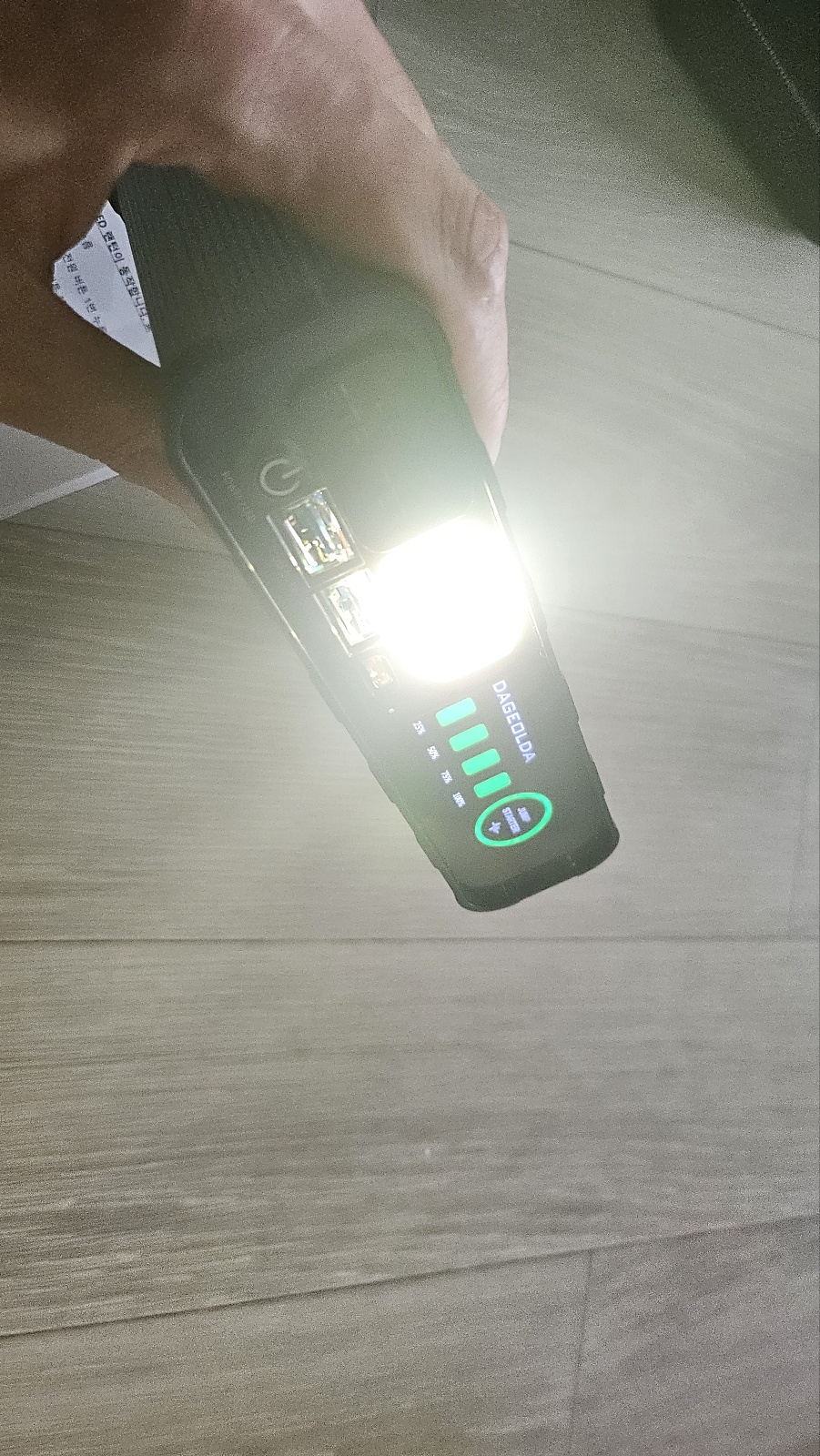 LED 랜턴 모드도 지원해.
