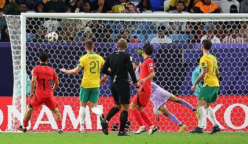 호주전- 호주팀 골망 붉은 유님폼 한국선수가 노란 유니폼의 호주선수들 사이를 뚫고 호주 골망에 골인시키는 모습