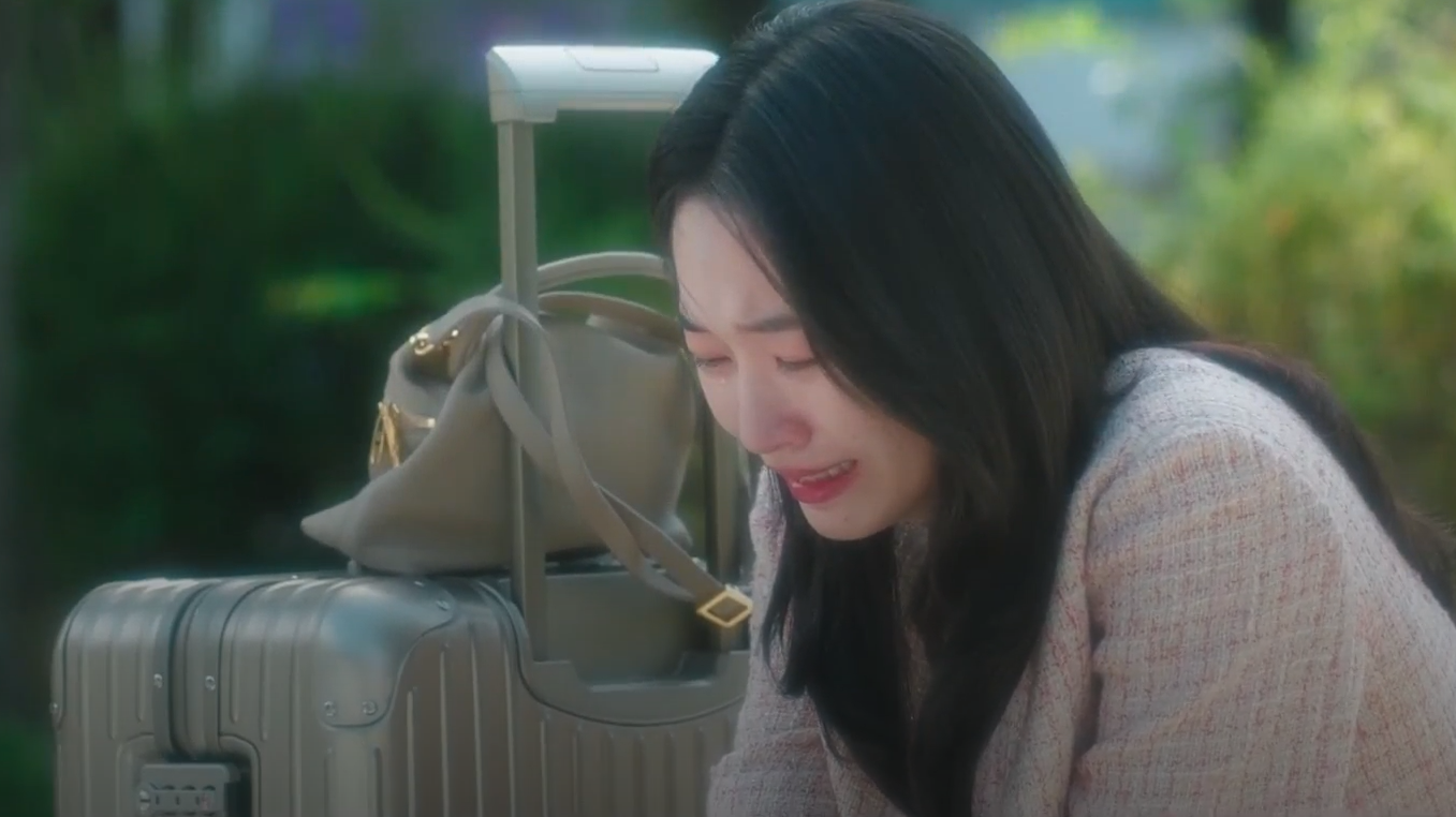 두 번째 이별을 결심하고 떠나며 오열하는 지우의 장면