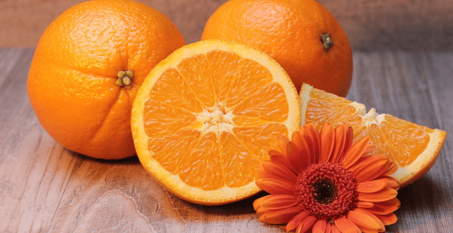 오렌지 세 개가 놓여 있다