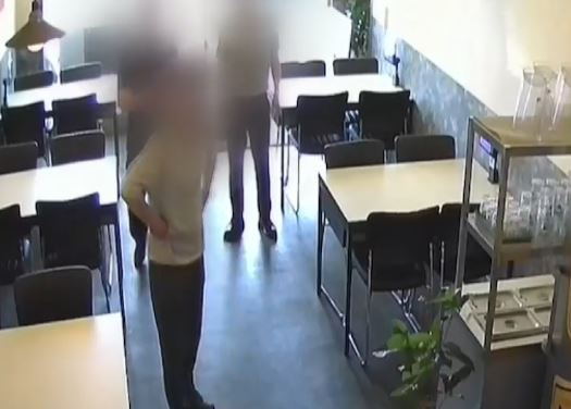 대구 중구청 공무원들이 '치킨집 갑질'로 많은 질타를 받고 있는 가운데 이들의 사과 태도까지 도마 위에 올랐다. 사진은 지난 17일 해당 공무원들이 피해를 본 치킨집을 찾아와 사과하는 것으로 추정되는 모습. [사진=KBS 보도화면 캡처]