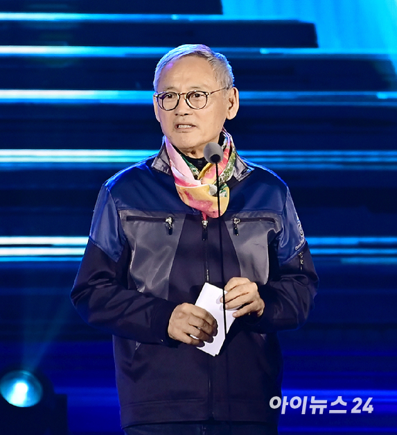유인촌 문화체육관광부 장관이 본인과 배우자 재산으로 총 169억9854만원을 신고했다. 이는 공직자 재산공개대상자 중 1위다. 위 사진은 유인촌 문화체육관광부 장관이 2023년 11월 15일 오후 부산 해운대구 벡스코에서 열린 '2023 대한민국 게임대상'에 참여해 인사말을 전하는 모습. [사진=곽영래 기자]