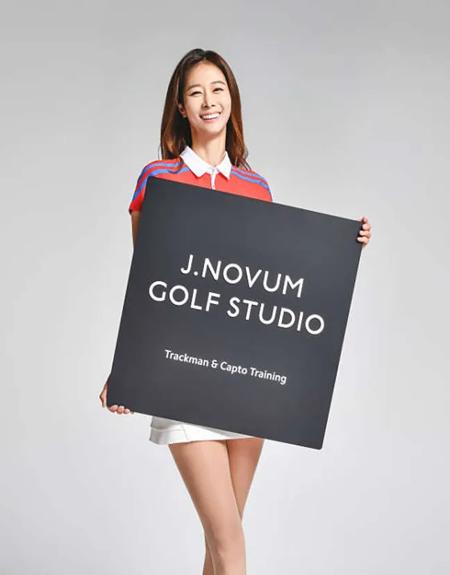 J NOVUM GOLF STUDIO