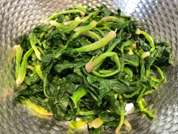 뭉쳐 있는 시금치 손으로 살살 풀기